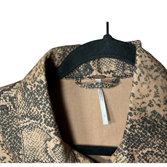Free People NWOT Snake Print Oversized Trucker Denim Jacket Sz S - Picture 2 of 3